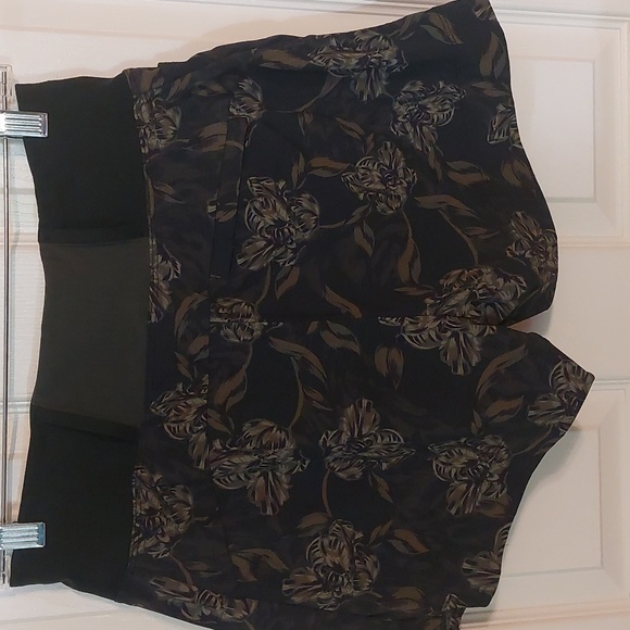 Athleta Trekkie North Floral Shorts - Picture 5 of 10